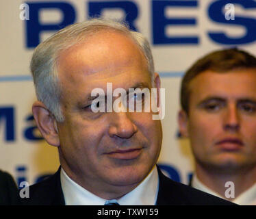 Binyamin Netanyahu, der Vorsitzende der Likud-partei, spricht auf der Konferenz der Präsidenten der wichtigsten jüdischen US-Verbände im Inbal Hotel in Jerusalem, 16. Februar 2006. (UPI Foto/Debbie Hill) Stockfoto