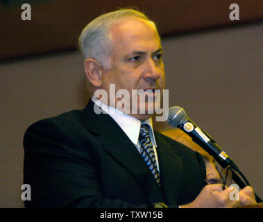 Binyamin Netanyahu, der Vorsitzende der Likud-partei, spricht auf der Konferenz der Präsidenten der wichtigsten jüdischen US-Verbände im Inbal Hotel in Jerusalem, 16. Februar 2006. (UPI Foto/Debbie Hill) Stockfoto