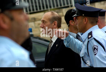 Israels amtierender Premierminister Ehud Olmert besucht die nationale Polizei Hauptquartier in Jerusalem, 15. März 2006. (UPI Foto/Debbie Hill) Stockfoto