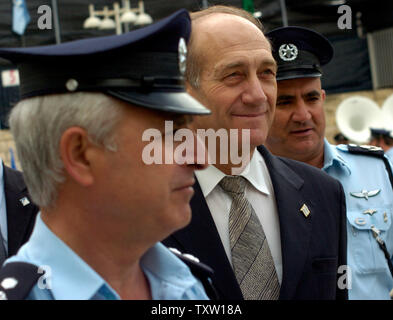 Israels amtierender Premierminister Ehud Olmert besucht die nationale Polizei Hauptquartier in Jerusalem, 15. März 2006. (UPI Foto/Debbie Hill) Stockfoto