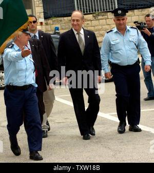 Israels amtierender Premierminister Ehud Olmert besucht die nationale Polizei Hauptquartier in Jerusalem, 15. März 2006. (UPI Foto/Debbie Hill) Stockfoto