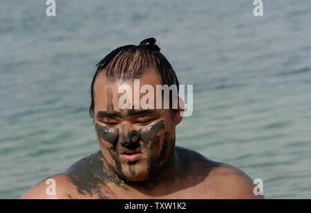 Ein japanischer Sumo Wrestler hat sadogatake Schlamm auf seinem Gesicht am Toten Meer bei Neve Zohar, den niedrigsten Platz der Erde, während einer einwöchigen Besuch in Stärke der Beziehungen zwischen Japan und Israel, 8. Juni 2006. (UPI Foto/Debbie Hill) Stockfoto