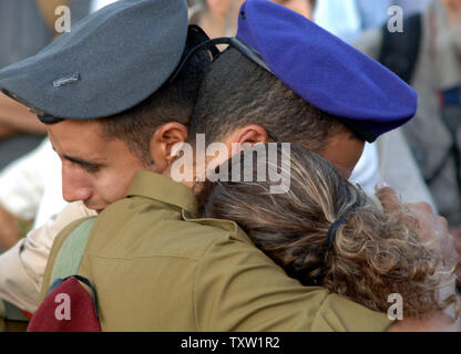 Israelische Soldaten Komfort während der Beerdigung ihrer Genosse Nimrod Cohen im militärischen Bereich des Mt. Herzl Friedhof am 13. Juli 2006 in Jerusalem. Cohen war einer der israelischen Soldaten durch die Hisbollah bewaffnete Banditen am 12. Juli 2006 ermordet. (UPI Foto/Joerg Waizmann) Stockfoto