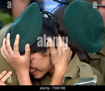 Israelische Soldaten Komfort während der Beerdigung ihrer Genosse Nimrod Cohen im militärischen Bereich des Mt. Herzl Friedhof am 13. Juli 2006 in Jerusalem. Cohen war einer der israelischen Soldaten durch die Hisbollah bewaffnete Banditen am 12. Juli 2006 ermordet. (UPI Foto/Joerg Waizmann) Stockfoto