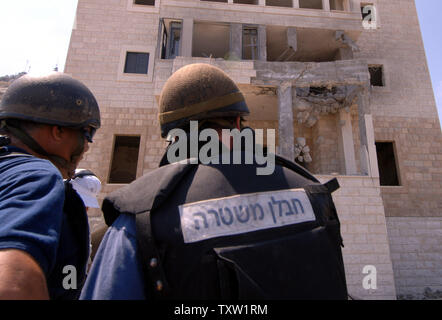 Israelische Polizei sucht Fragmente nach eine Rakete der Hisbollah feuerte ein Gebäude ein und verursacht Schäden in Haifa, Israel, am 19. Juli 2006 getroffen. (UPI Foto/Joerg Waizmann) Stockfoto