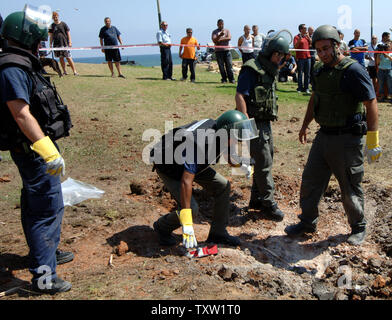 Israelische Polizei sucht Fragmente nach eine Rakete der Hisbollah feuerte ein Gebäude ein und verursacht Schäden in Haifa, Israel, am 19. Juli 2006 getroffen. (UPI Foto/Joerg Waizmann) Stockfoto