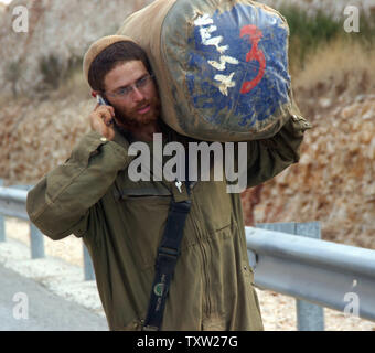 Ein israelischer Soldat Telefone Home in der Nähe der israelisch-libanesischen Grenze nach der Rückkehr aus dem südlichen Libanon, nach einem UN-erarbeitet Waffenstillstand in Kraft traten, 14. August 2006. Die Waffenruhe zwischen Hisbollah und Israel Wirkung früher Montag bei einem Versuch, einen Monat der Gewalt ein Ende zu setzen. (UPI Foto/Debbie Hill) Stockfoto