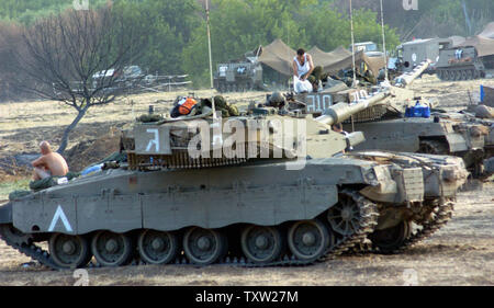 Israelische Soldaten sitzen auf Tanks Minuten nach einem UN-aufhören verfasst - Feuer in Kraft trat, 14. August 2006. Die Waffenruhe zwischen Hisbollah und Israel in den frühen Montag in einem Versuch, einen Monat der Gewalt ein Ende zu setzen. (UPI Foto/Debbie Hill) Stockfoto