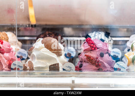 Siena, Italien - 27. August 2018: Eis gefrorenen Joghurt gelato Bunte mit counter Salon mit vielen scoopable Aromen Stockfoto