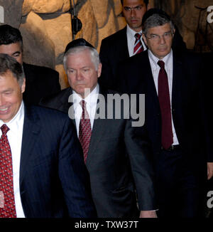 US-Verteidigungsminister Robert Gates besucht Holocaust-Gedenkstätte Yad Vashem Museum in Jerusalem, 19. April 2007. (UPI Foto/Debbie Hill) Stockfoto