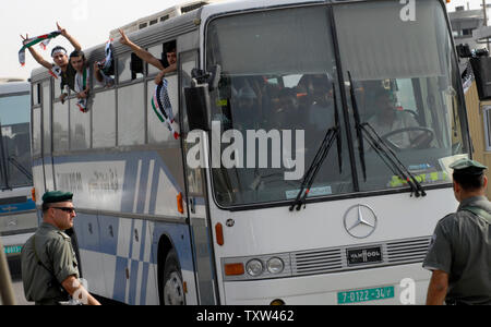 Israelische Grenzpolizisten einen Bus der befreiten palästinensischen Gefangenen der West Bank am Beituniya Checkpoint in der Nähe von Ramallah, 1. Oktober 2007 ein. Israel freigegeben 57 Gefangenen heute in einer Bemühung, dem palästinensischen Präsidenten Mahmud Abbas zu stärken. (UPI Foto/Debbie Hill) Stockfoto