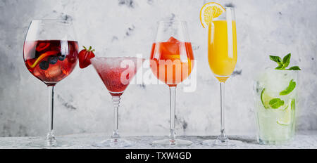 Auswahl an erfrischenden Sommergetränken - Mojito, Sangria, Mimosa, aperol, martini, rustikaler Hintergrund Stockfoto