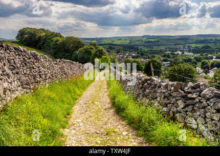 22.06.2019, vereinbaren, North Yorkshire, UkHill entlang Attermire 4 Narbe oben in den Yorkshire Dales National Park an einem Tag im Sommer. Stockfoto