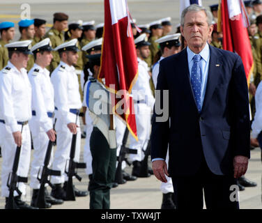 US-Präsident George W. Bush steht vor einem israelischen Ehrengarde bei einem offiziellen Empfang am Flughafen Ben Gurion in Tel Aviv, Israel am 9. Januar 2008. (UPI Foto/Debbie Hill) Stockfoto