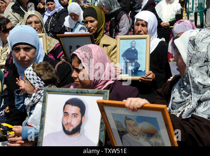 Palästinenser halten Fotos von Verwandten in israelischen Gefängnissen auf palästinensische Gefangene' Day bei Präsident Mahmoud Abbas' Hauptquartier in Ramallah, West Bank, 17. April 2008 statt. Präsident Mahmud Abbas sagt die Freilassung aller palästinensischen Gefangenen müssen Teil ein Friedensabkommen mit Israel. Mehr als 8.500 Palästinenser in israelischen Gefängnissen festgehalten. (UPI Foto/Debbie Hill) Stockfoto