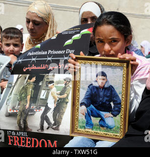 Palästinenser halten Fotos von Verwandten in israelischen Gefängnissen auf palästinensische Gefangene' Day bei Präsident Mahmoud Abbas' Hauptquartier in Ramallah, West Bank, 17. April 2008 statt. Präsident Mahmud Abbas sagt die Freilassung aller palästinensischen Gefangenen müssen Teil ein Friedensabkommen mit Israel. Mehr als 8.500 Palästinenser in israelischen Gefängnissen festgehalten. (UPI Foto/Debbie Hill) Stockfoto