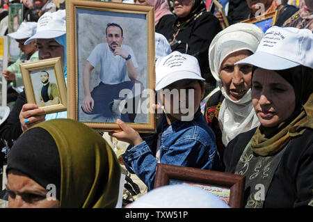 Palästinenser halten Fotos von Verwandten in israelischen Gefängnissen auf palästinensische Gefangene' Day bei Präsident Mahmoud Abbas' Hauptquartier in Ramallah, West Bank, 17. April 2008 statt. Präsident Mahmud Abbas sagt die Freilassung aller palästinensischen Gefangenen müssen Teil ein Friedensabkommen mit Israel. Mehr als 8.500 Palästinenser in israelischen Gefängnissen festgehalten. (UPI Foto/Debbie Hill) Stockfoto