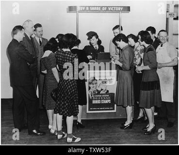 Eine junge Frau verkauft Krieg Anleihen und Briefmarken und vertreibt Krieg Produktion Drive Literatur. Stockfoto