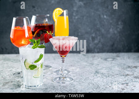 Auswahl an erfrischenden Sommergetränken - Mojito, Sangria, Mimosa, aperol, martini, rustikaler Hintergrund Stockfoto