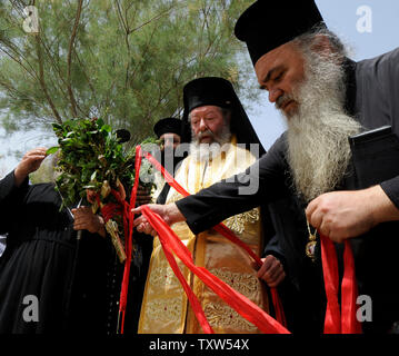 Der griechisch-orthodoxe Patriarch von Jerusalem, Theophilos III. führt eine Zeremonie durch den Jordan außerhalb Jericho, West Bank, 22. April 2008. Das Qasr el Yahud, Jordan Taufe Ort, ist traditionell geglaubt, der Ort zu sein, wo Jesus von Johannes dem Täufer getauft wurde. (UPI Foto/Debbie Hill) Stockfoto