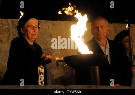 Holocaust Survivor Ester Samuel-Cahn zündet eine Fackel an der Eröffnungsfeier der Märtyrer und Helden des Holocaust" der Erinnerung Tag der Zeremonie im Warschauer Ghetto Square in Yad Vashem Holocaust Museum, Jerusalem, 30. April 2008. (UPI Foto/Debbie Hill) Stockfoto