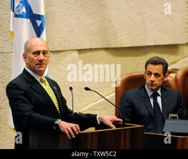 Der französische Präsident Nicolas Sarkozy hört der israelische Ministerpräsident Ehud Omert in der israelischen Knesset in Jerusalem, 23. Juni 2008 sprechen. (UPI Foto/Debbie Hill-POOL) Stockfoto