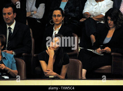 Carla Bruni hört zu, ihr Mann, der französische Präsident Nicolas Sarkozy in der israelischen Knesset in Jerusalem, 23. Juni 2008 sprechen. (UPI Foto/Debbie Hill-POOL) Stockfoto