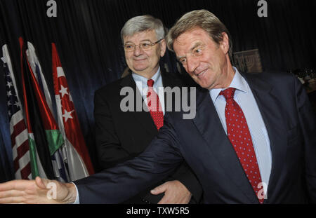 Der französische Außenminister Bernard Kouchner, rechts, und der ehemalige deutsche Außenminister Joschka Fischer, Links, das israelische Außenministerium Konferenz für Politik und Strategie am israelischen Außenministerium in Jerusalem, 5. Oktober 2008 teil. (UPI Foto/Debbie Hill) Stockfoto