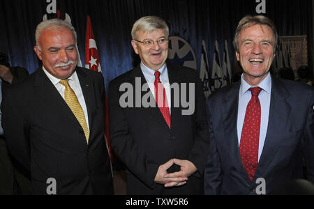 L-R, palästinensische Außenminister Riyad al-Malki, der ehemalige deutsche Außenminister Joschka Fischer, und der französische Außenminister Bernard Kouchner, besuchen das israelische Außenministerium Konferenz für Politik und Strategie am israelischen Außenministerium in Jerusalem, 5. Oktober 2008. (UPI Foto/Debbie Hill) Stockfoto