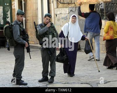 Israelische Grenzpolizisten Patrouille im muslimischen Viertel der Altstadt von Jerusalem, 10. November 2008. Jerusalem Einwohner wählt einen neuen Bürgermeister morgen Jerusalem, die heilige Stadt der drei großen Religionen zu Kopf. Die OB-Kandidaten gehören Nir Barkat, eine Säkulare high tech Investor, Arkadi Gaydamak, einem russischen Milliardär und eine ultra-orthodoxe Rabbiner Meir Porush. (UPI Foto/Debbie Hill) Stockfoto