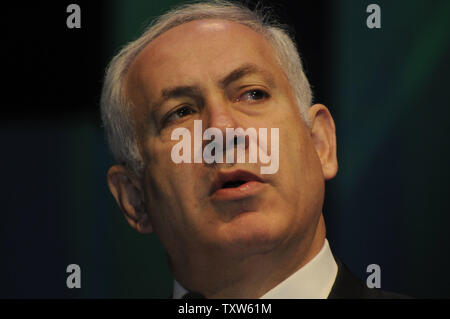 Likud Vorsitzender Benjamin Netanjahu spricht mit nordamerikanischen Juden an den vereinigten jüdischen Gemeinschaften GA Konferenz 2008 in Jerusalem, 19. November 2008. (UPI Foto/Debbie Hill Stockfoto