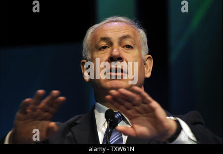 Likud Vorsitzender Benjamin Netanjahu spricht mit nordamerikanischen Juden an den vereinigten jüdischen Gemeinschaften GA Konferenz 2008 in Jerusalem, 19. November 2008. (UPI Foto/Debbie Hill Stockfoto