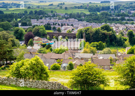 22.06.2019, vereinbaren, North Yorkshire, UkHill entlang Attermire 4 Narbe oben in den Yorkshire Dales National Park an einem Tag im Sommer. Stockfoto