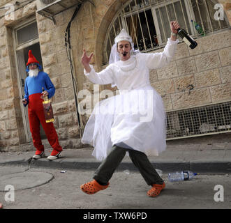 Eine ultra-orthodoxe yeshiva Student trägt eine Königin Esther Kostüm auf der jüdische Feiertag Purim in Mea Shearim, Jerusalem, 11. März 2009. Das Festival von Purim erinnert an die Rettung der Juden aus Völkermord im alten Persien, wie im Buch Esther erzählt. (UPI Foto/Debbie Hill) Stockfoto