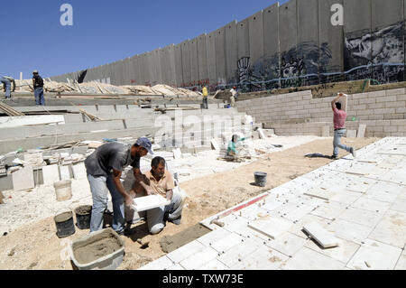 Palästinenser bauen ein Theater neben dem israelischen Trennmauer im Aida Refugee Camp in Bethlehem, 30. April für den bevorstehenden Besuch von Papst Benedikt XVI. Der Papst wird die West Bank Flüchtlingslager besuchen Sie am 13. Mai Nach einer Messe in der Manger Square. (UPI Foto/Debbie Hill) Stockfoto