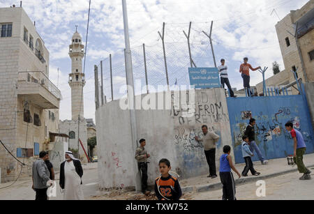 Die palästinensischen Flüchtlinge sammeln vor dem Tor des UN-Boys School in der Aida Refugee Camp in Bethlehem, 8. Mai 2009. Papst Benedikt XVI. wird die jungen Schule nächste Woche besuchen bei seinem Besuch in Bethlehem. Muslime machen zwei Drittel der Bevölkerung in Bethlehem, die Wiege des Christentums, wo Tradition glaubt, dass Jesus geboren wurde. (UPI Foto/Debbie Hill) Stockfoto