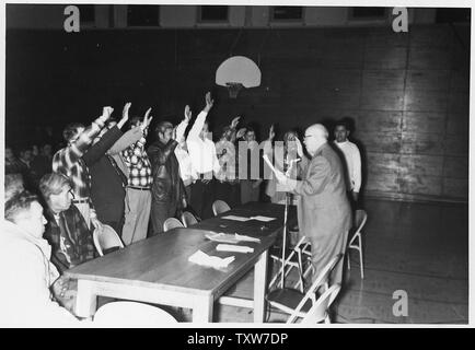 Verwalten der Amtseid auf neuen Stammes- Rat Stockfoto