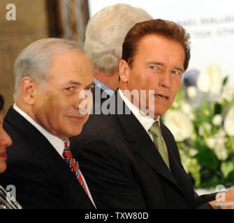 Der israelische Premierminister Benjamin Netanjahu und der kalifornische Gouverneur Arnold Schwarzenegger warten am Saban Forum in Jerusalem, 15. November 2009 zu sprechen. Das jährliche Forum wird von der Saban Zentrum für Forschung und Analyse der US-Politik im Nahen Osten organisiert. UPI/Debbie Hill Stockfoto