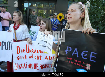 Kiew, Ukraine. 25. Juni 2019. Die Menschen halten Plakate hoch, während eines Protestes gegen russische Zurück zu das Tempo vor der deutschen Botschaft in Kiew, Ukraine, am 25. Juni 2019. Die ukrainischen Aktivisten Rallye außerhalb der Botschaften der Länder, die für Russlands Rückkehr auf die Parlamentarische Versammlung des Europarates (PACE) gestimmt. Die Ukraine am 25. Juni Zorn an seinen westlichen Partnern nach dem Gesetzgeber bei der Europarat vereinbart, damit russische Vertreter zurück nach fünf Jahren Abwesenheit dazu aufgefordert, die von der Moskauer Annexion der Krim. Credit: Serg Glovny/ZUMA Draht/Alamy leben Nachrichten Stockfoto