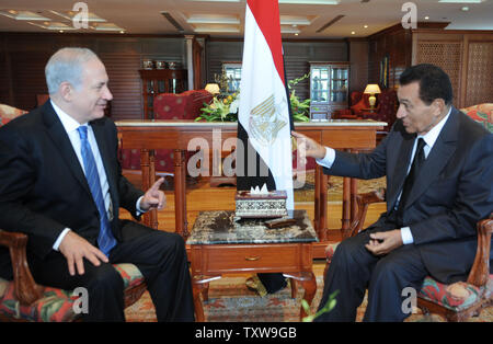 Der israelische Premierminister Benjamin Netanjahu Gespräche mit dem ägyptischen Präsidenten Hosni Mubarak während direkter Friedensgespräche in Sharm-el-Sheikh, Ägypten, 14. September 2010. UPI/Moshe Milner/GPO Stockfoto