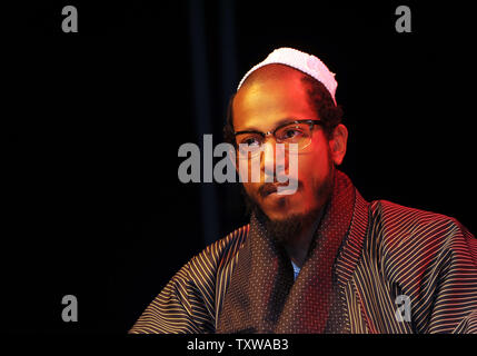 Der rapper Shyne Fragen beantwortet Auf einer Pressekonferenz bei der Weltpremiere von seinen Kurzfilmen, 'Roller Song' und 'Original' auf einer Pressekonferenz in Jerusalem, Israel, 11. Januar 2011. Shyne, die Sean Combs Schützling, diente fast neun Jahre in New York Gefängnisse für das Feuer in einem Nachtclub in 1999. Heute Shyne leben als Moses Levi, einem orthodoxen Juden in Jerusalem, wo er Studien Talmud. Er wird bald zwei neue Alben release, "Messias" und "gangland" in einem Joint Venture mit Def Jam Records. UPI/Debbie Hill Stockfoto