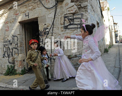 Ultra-orthodoxe jüdische Kinder tragen Kostüme während der Feier die Purim Urlaub in Mea Shearim in Jerusalem, 21. März 2011. Der jüdische Feiertag Purim feiert die Rettung der Juden aus Völkermord im alten Persien, wie im Buch Esther erzählt. UPI/Debbie Hill Stockfoto