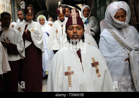 Äthiopisch-orthodoxen Christen zu Fuß auf der Via Dolorosa, die traditionelle Route, dass Jesus sein Kreuz getragen, am Karfreitag in der Altstadt von Jerusalem, 22. April 2011. UPI/Debbie Hill Stockfoto