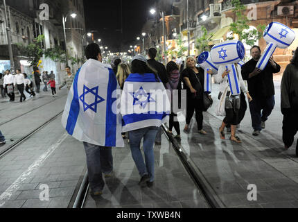 Israelis tragen israelische Fahnen, Caps, wie Sie der Tag der Unabhängigkeit Israels in Jerusalem, 9. Mai 2011 feiern. Die Israelis sind feiert den 63. Geburtstag von der Geburt des jüdischen Staates. UPI/Debbie Hill Stockfoto