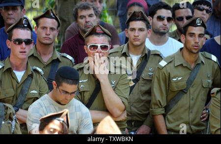 Ein israelischer Soldat ruft während der Beerdigung von Staff Sergeant Moshe Naftali, 22, am Mount Herzl Soldatenfriedhof in Jerusalem, 19. August 2011. Naftali war im südlichen Israel in einem Terroranschlag gestern getötet. Acht Israelis wurden in drei Terroristen Angriffe der Palästinenser aus Gaza, die in Israel durch Ägypten gekreuzt getötet. UPI/Debbie Hill Stockfoto