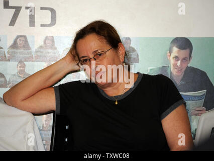 Aviva Schalit, die Mutter des gefangenen israelischen Soldaten Gilad Shalit, dessen Portrait im Hintergrund hängt, sitzt in einem Protest Zelt außerhalb der israelische Premierminister Benjamin Netanjahu in Jerusalem, 11. Oktober 2011 gesetzt. Israel und die Hamas ein Abkommen erreicht haben freien Shalit, die von der Hamas statt-Kämpfer in den Gazastreifen seit 25. Juni 2006, im Austausch für tausend palästinensische Gefangene, die Beamten, die auf beiden Seiten sagen. UPI/Debbie Hill Stockfoto