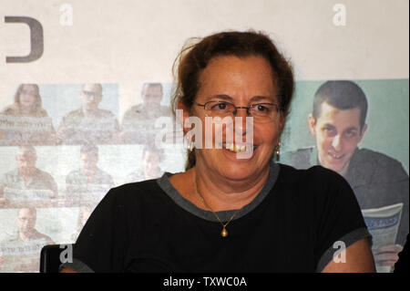 Aviva Schalit, die Mutter des gefangenen israelischen Soldaten Gilad Shalit, dessen Portrait im Hintergrund hängt, Lächeln in einem Protest Zelt außerhalb der israelische Premierminister Benjamin Netanjahu in Jerusalem, 11. Oktober 2011 gesetzt. Israel und die Hamas ein Abkommen erreicht haben freien Shalit, die von der Hamas statt-Kämpfer in den Gazastreifen seit 25. Juni 2006, im Austausch für tausend palästinensische Gefangene, die Beamten, die auf beiden Seiten sagen. UPI/Debbie Hill Stockfoto