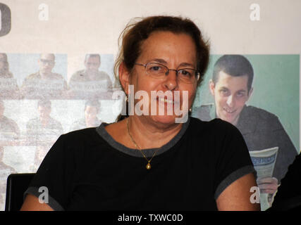 Aviva Schalit, die Mutter des gefangenen israelischen Soldaten Gilad Shalit, dessen Portrait im Hintergrund hängt, Lächeln in einem Protest Zelt außerhalb der israelische Premierminister Benjamin Netanjahu in Jerusalem, 11. Oktober 2011 gesetzt. Israel und die Hamas ein Abkommen erreicht haben freien Shalit, die von der Hamas statt-Kämpfer in den Gazastreifen seit 25. Juni 2006, im Austausch für tausend palästinensische Gefangene, die Beamten, die auf beiden Seiten sagen. UPI/Debbie Hill Stockfoto