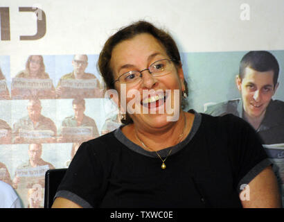 Aviva Schalit, die Mutter des gefangenen israelischen Soldaten Gilad Shalit, dessen Portrait im Hintergrund hängt, Lächeln in einem Protest Zelt außerhalb der israelische Premierminister Benjamin Netanjahu in Jerusalem, 11. Oktober 2011 gesetzt. Israel und die Hamas ein Abkommen erreicht haben freien Shalit, die von der Hamas statt-Kämpfer in den Gazastreifen seit 25. Juni 2006, im Austausch für tausend palästinensische Gefangene, die Beamten, die auf beiden Seiten sagen. UPI/Debbie Hill Stockfoto