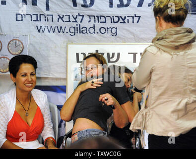 Aviva Schalit, die Mutter des gefangenen israelischen Soldaten Gilad Shalit, Umarmungen ein Unterstützer in einem Protest Zelt außerhalb der israelische Premierminister Benjamin Netanjahu in Jerusalem, 11. Oktober 2011 gesetzt. Israel und die Hamas ein Abkommen erreicht haben freien Shalit, die von der Hamas statt-Kämpfer in den Gazastreifen seit 25. Juni 2006, im Austausch für tausend palästinensische Gefangene, die Beamten, die auf beiden Seiten sagen. UPI/Debbie Hill Stockfoto